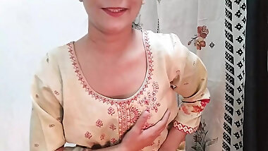 Abbu ke na rahne par little step brother ne choda