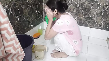 College girl ka bathroom MMS video viral