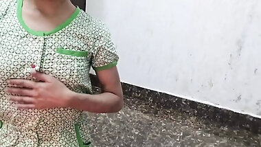 Desi aunty ko saman dene ke bahane pel diya