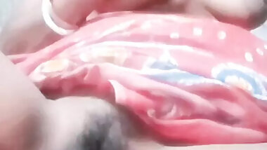 Horny bhabhi bottle sex and fingerings her juicy tite pussy