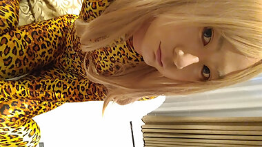 A cross-dressing boy wearing colorful full-body tights changed into leopard print full-body tights and masturbated.
