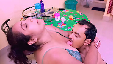 Garmi se kapda khol ke baithi thi bhabhi, devar aake pel diya