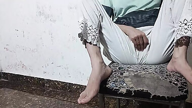 Indian Hot aunty ko saman dene ke bahane pel diya