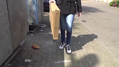 Sie pisst wie ein Hund auf die Strasse