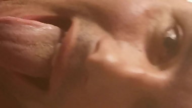 Ragazza si fa scopare mentre il fidanzato la riprende