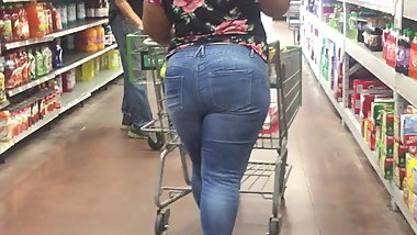 Young Thick Phat Ass loving the camera PREVIEW