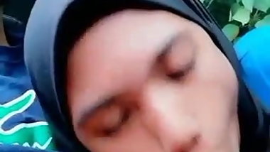 Malay girl blowjob in car