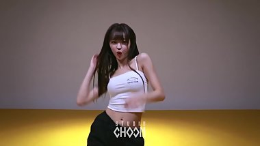 Sexy Asian Girls Dancing With Happy Song