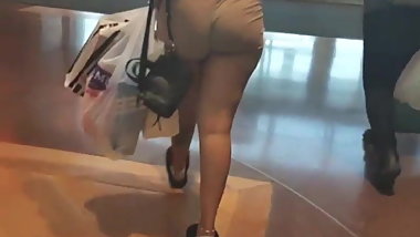 JUST WOW!!!!!!! TEEN SHOWS OFF ASS!!!!